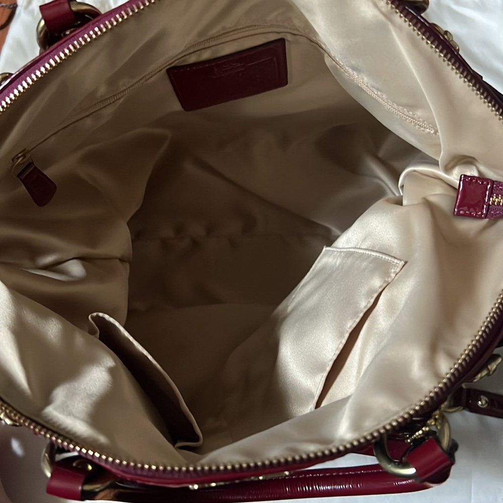 COACH: Large burgundy patent top handle bag with crossbody strap - Picture 4 of 12